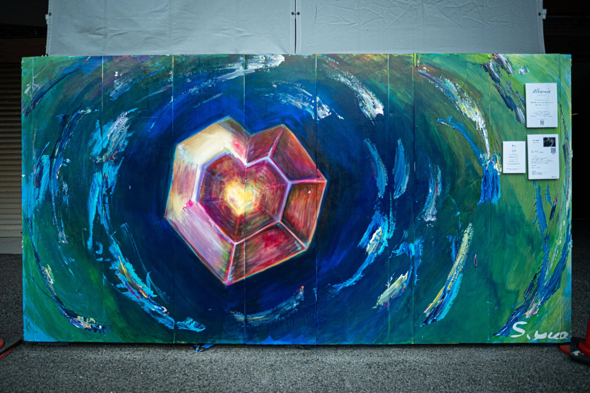 Alkemixの展示作品。青と緑の大きなうねりの中に、色鮮やかなかたちが描かれている